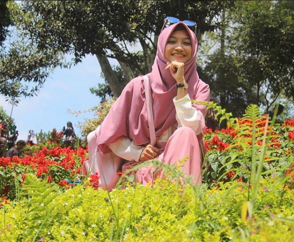 Foto Syantik dengan Bunga