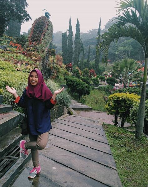 Foto Syantik dengan Bunga