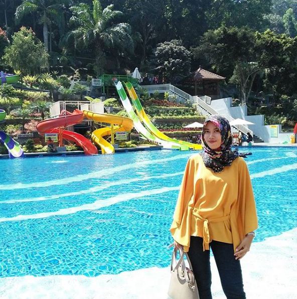 Foto Syantik depan Kolam Renang